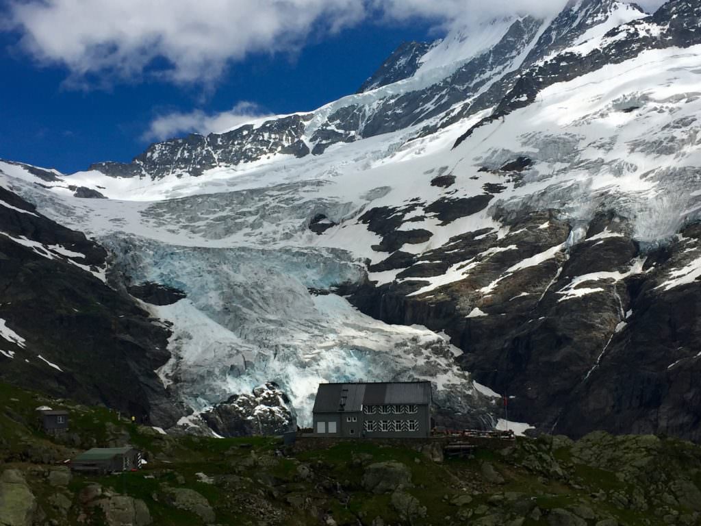 Die Glecksteinhütte vom dem Oberen Grindelwaldgletscher